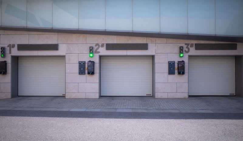 Cortinas metálicas enrollables listas para automatización con motor